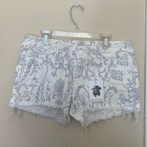 Cutoff white shorts with pattern from Black Orchid